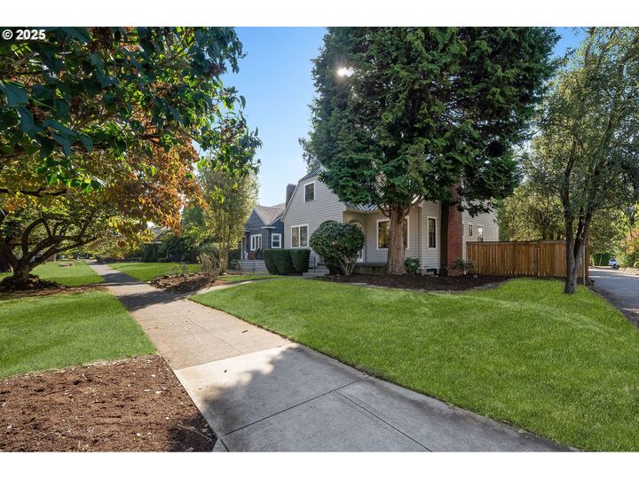 Property Photo:  2628 N Willamette Blvd  OR 97217 