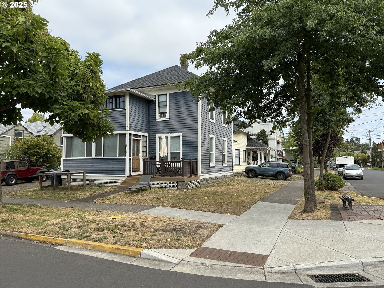 Property Photo:  1691 Mill St  OR 97401 