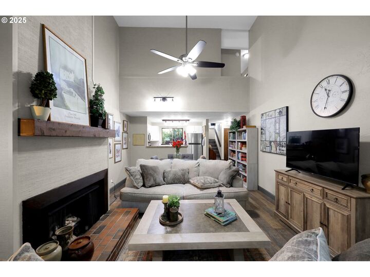 Property Photo:  4441 Fox Hollow Rd 1  OR 97405 