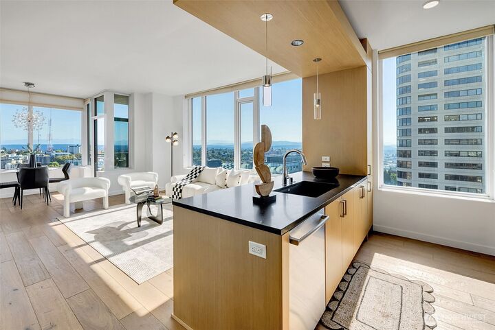 Property Photo:  1321  Seneca Street 2103  WA 98101 