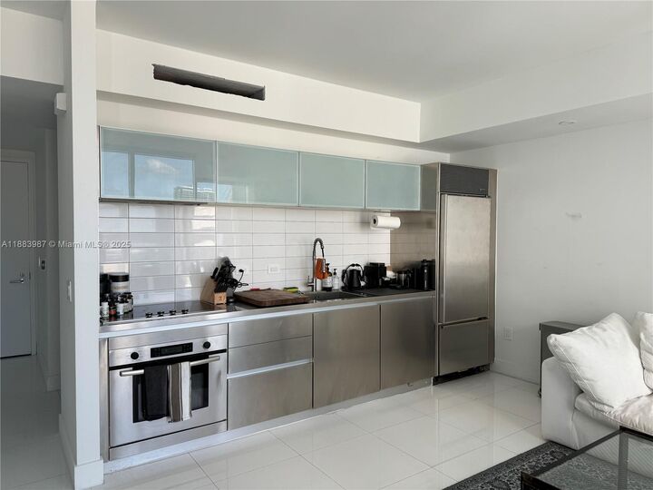 Property Photo:  1040 Biscayne Blvd 1905  FL 33132 