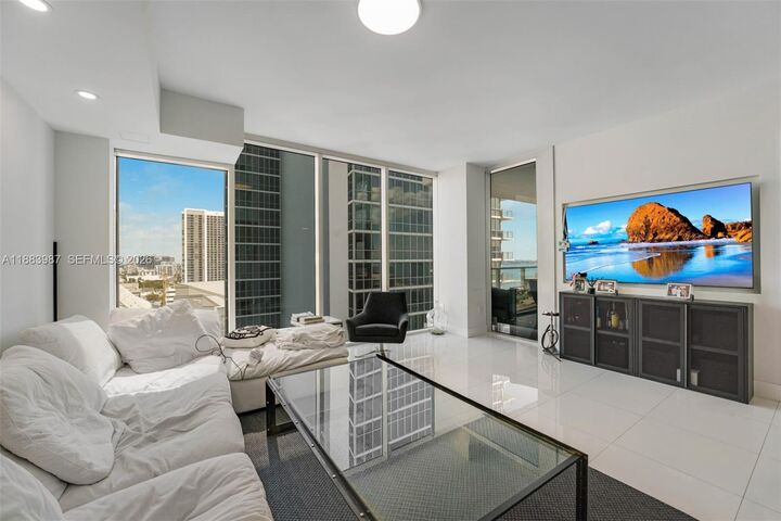 Property Photo:  1040 Biscayne Blvd 1905  FL 33132 