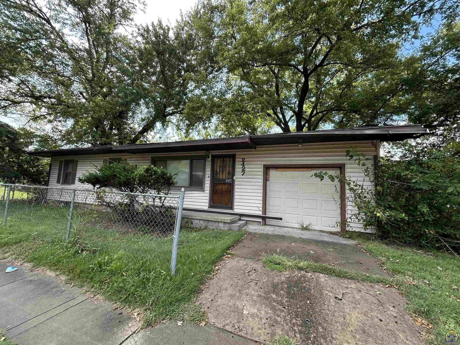 Property Photo:  2427 SE Adams St  KS 66605 