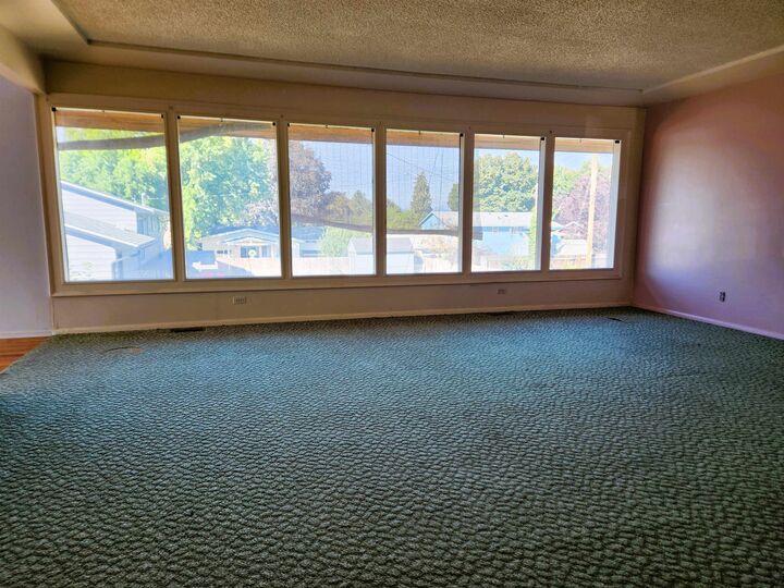Property Photo:  994 S Miner St  WA 99114