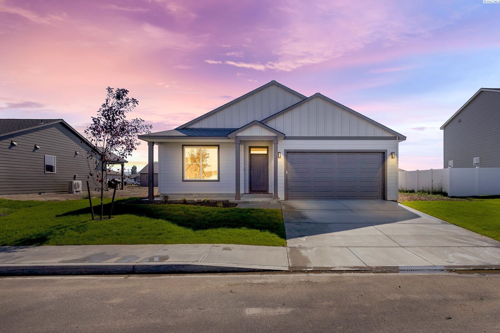 Property Photo: 306 Amberly Ave WA 98930