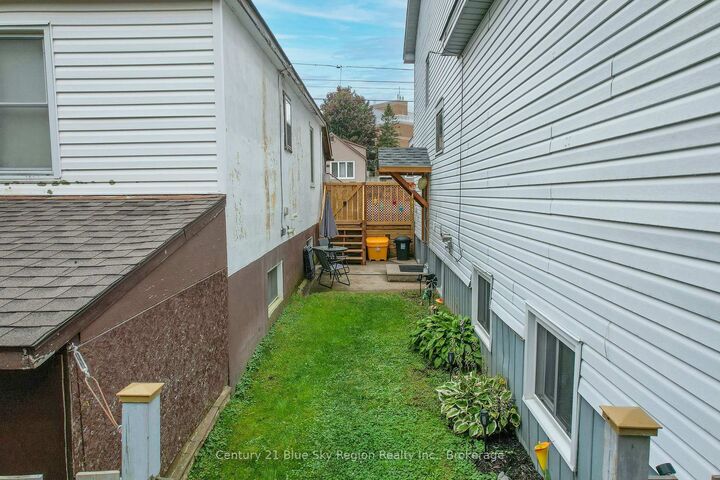 Property Photo:  242 Princess Street E  ON P1B 1P9 