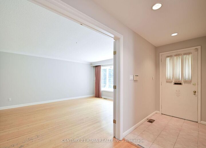Property Photo:  1441 Clarkson Road N Upper Level  ON L5J 2W7 