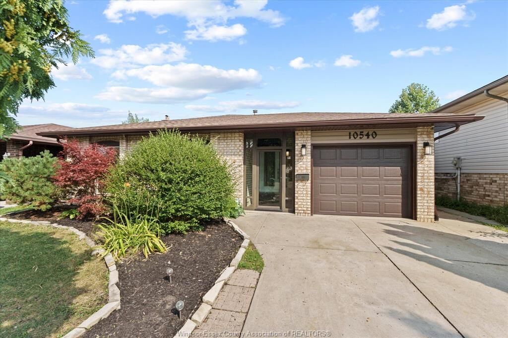 Property Photo:  10540 Halstead Crescent  ON N8R 2C4 