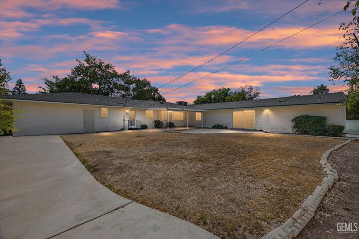 Property Photo: 2469 Pine Street CA 93301