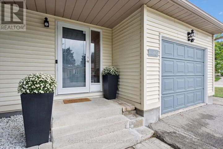 Property Photo: 46 Dunhill Crescent ON N1H 7Z9