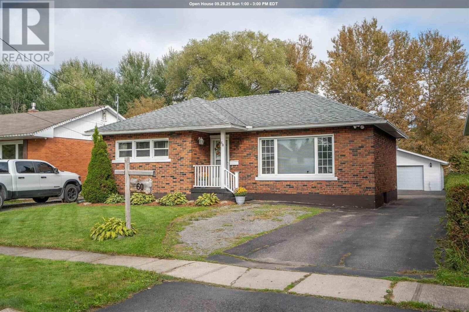 Photo de la propriété:  60 McCrea St  ON P6A 4A3 