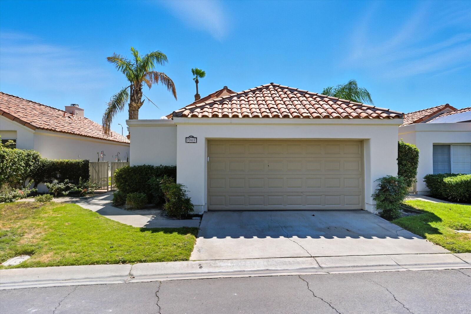 Property Photo:  77611 Calle Las Brisas S  CA 92211 