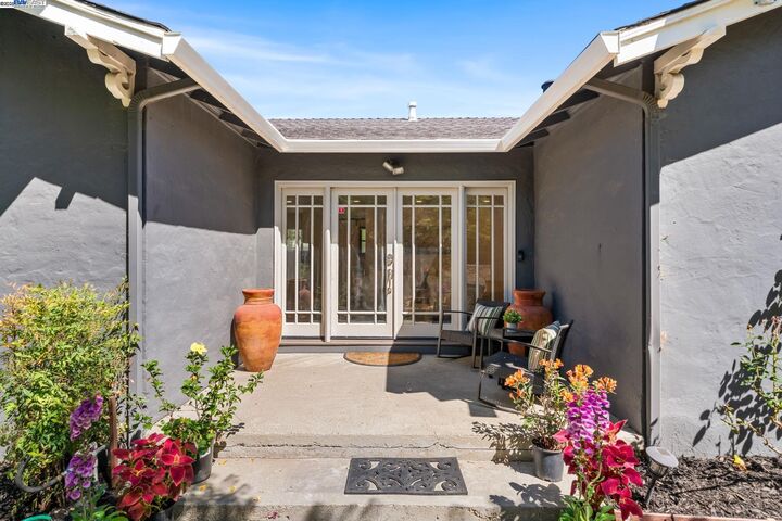 Property Photo:  41620 Beatrice St  CA 94539 