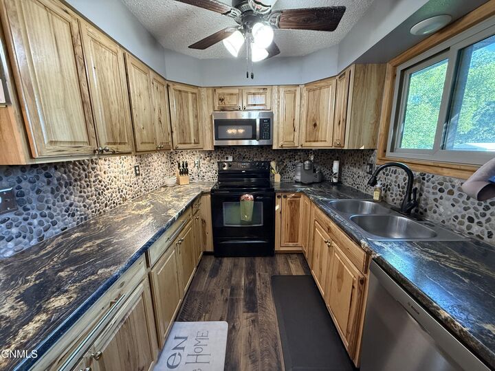 Property Photo:  1227 Portland Drive  ND 58504 