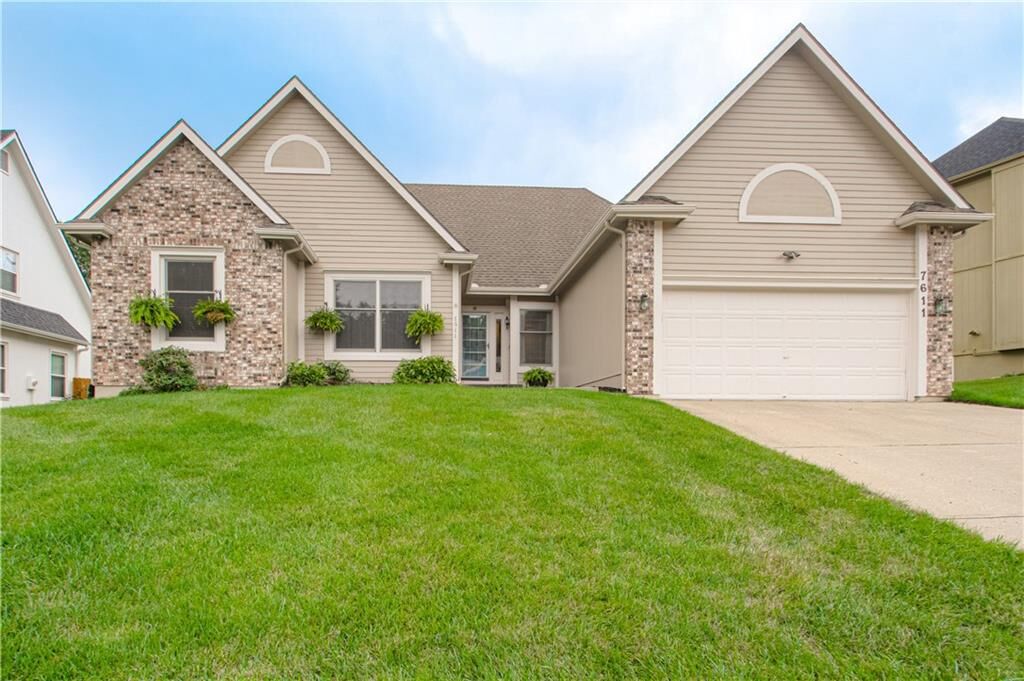 Property Photo: 7611 NW 74th Street MO 64152