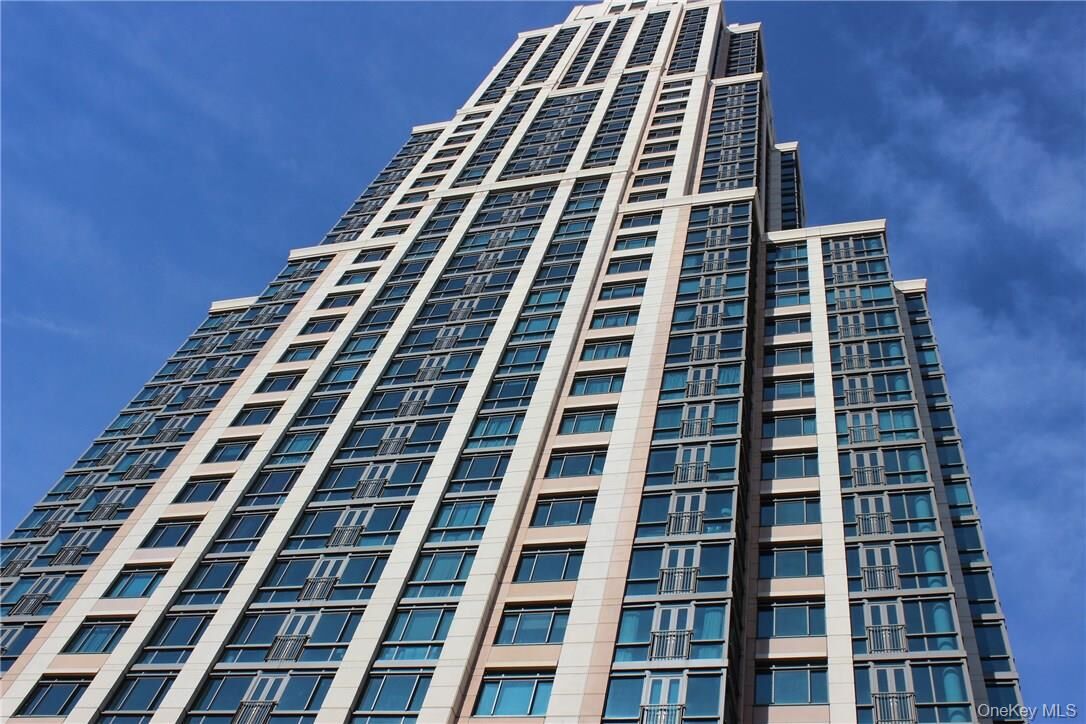 Property Photo: 175 Huguenot Street 1405 NY 10801