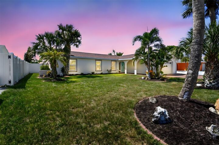 Property Photo:  1014 Sago Palm Way  FL 33572 
