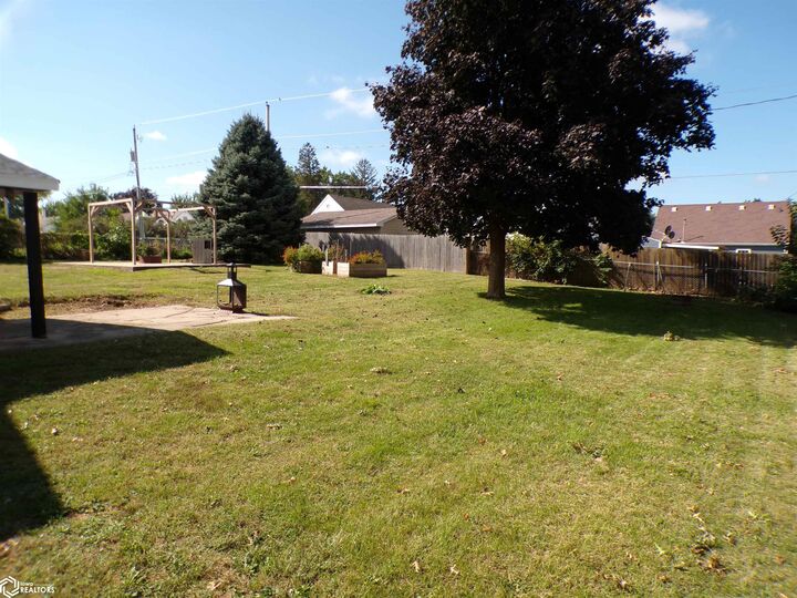 Property Photo:  921 S 10th Avenue  IA 50158