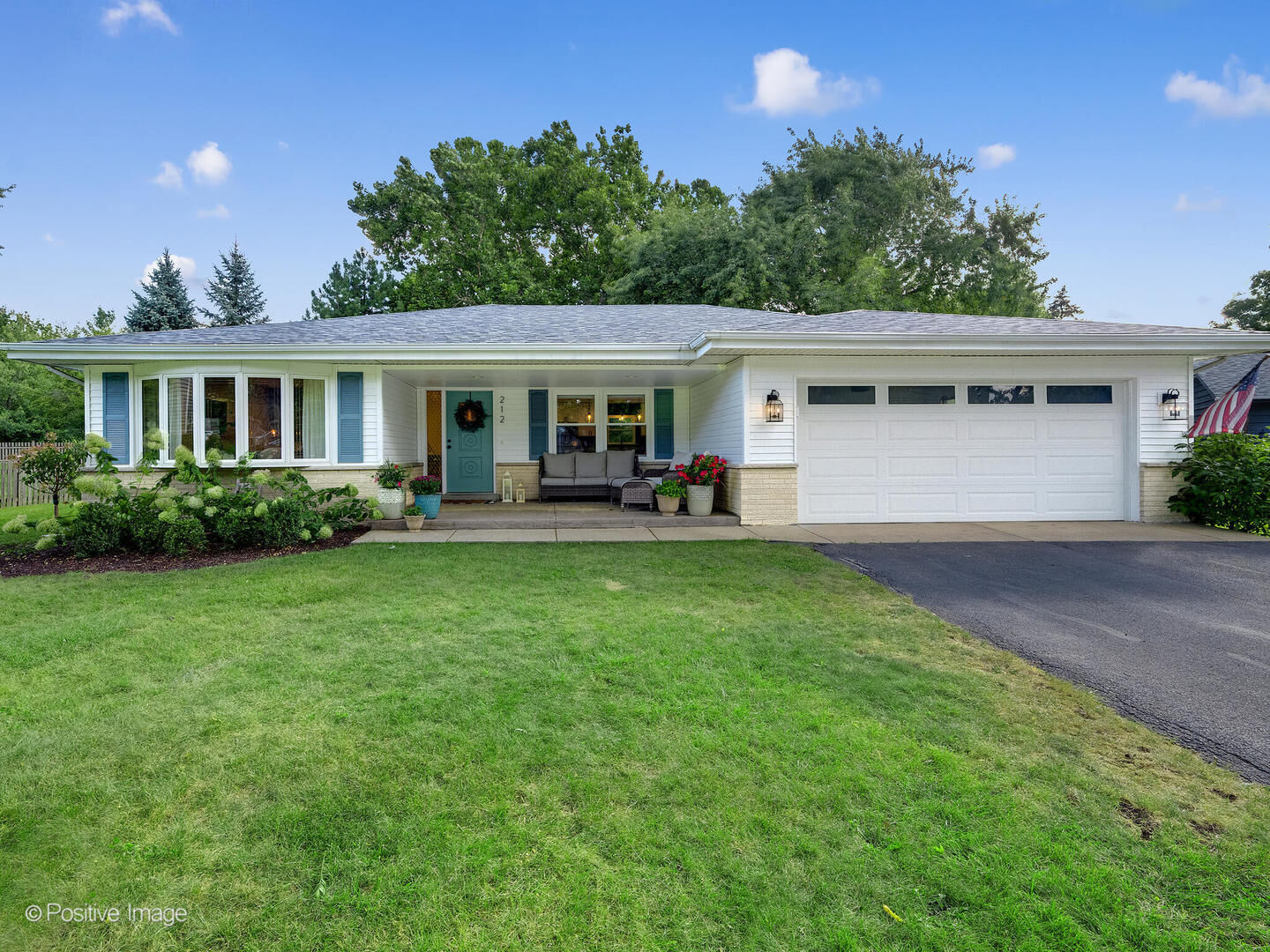 Property Photo:  212 Hamilton Lane  IL 60189 