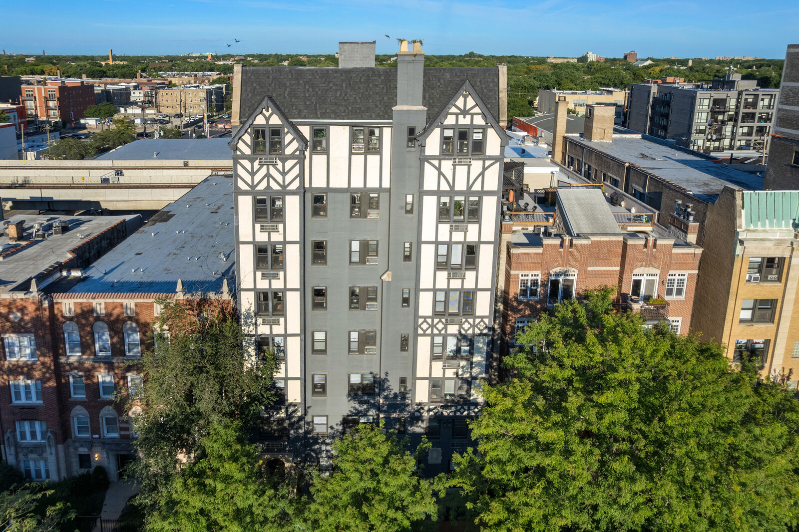 Property Photo: 5718 N Winthrop Avenue 305 IL 60660