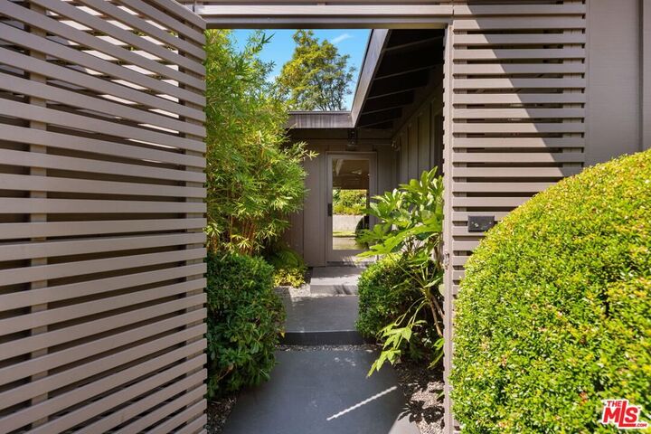 Property Photo: 7535 Lolina Lane CA 90046