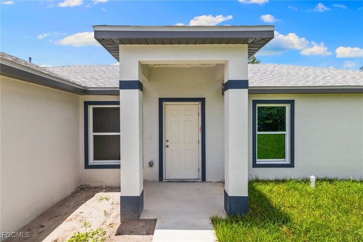 Property Photo:  318 Lamella Avenue  FL 33974 