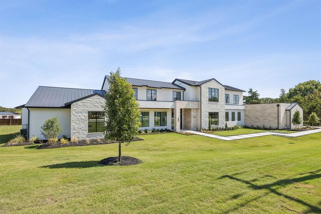 Property Photo: 2625 Ridgecrest Drive TX 76092