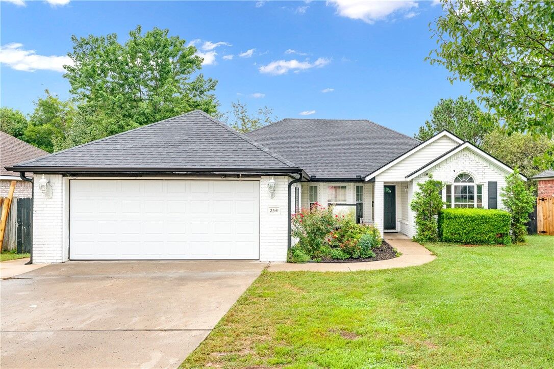 Property Photo: 2541 Appleglen Street AR 72764