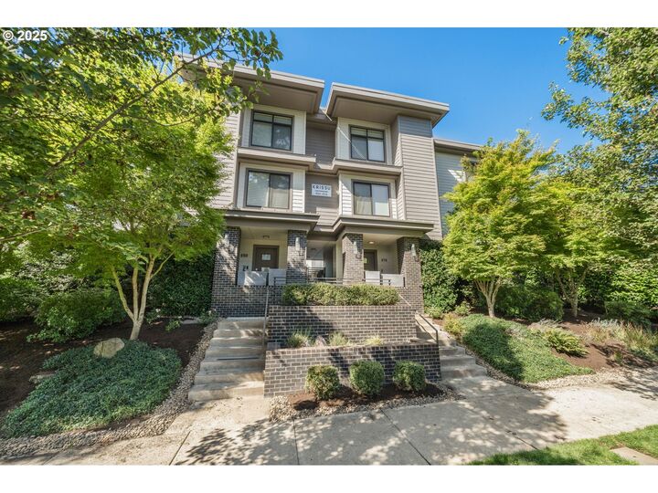 Property Photo:  672 1st St  OR 97034 