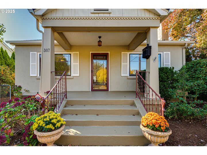 Property Photo:  307 E 22nd St  WA 98663 