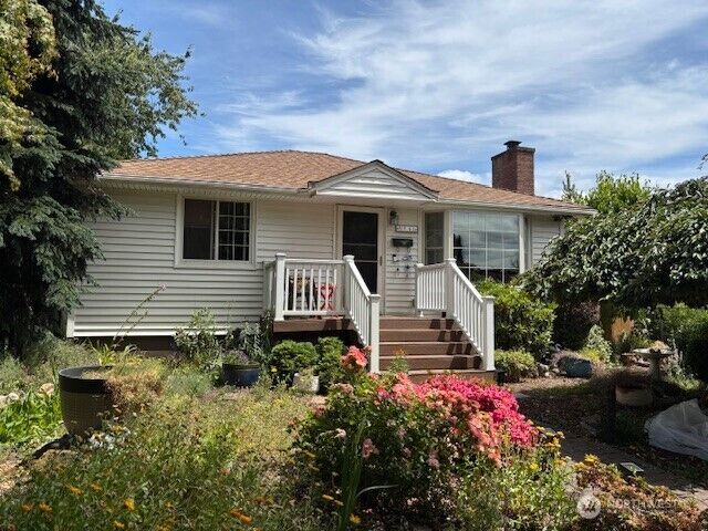 Property Photo:  5946  47th Avenue SW  WA 98136