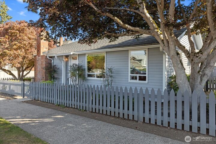 Property Photo:  215  6th Avenue S  WA 98020 