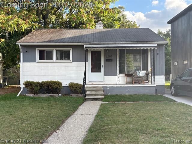 Property Photo:  1202 E George Avenue  MI 48030 