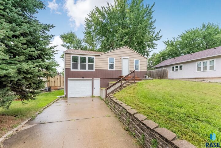1304 E 22nd St  Sioux Falls SD 57105 photo