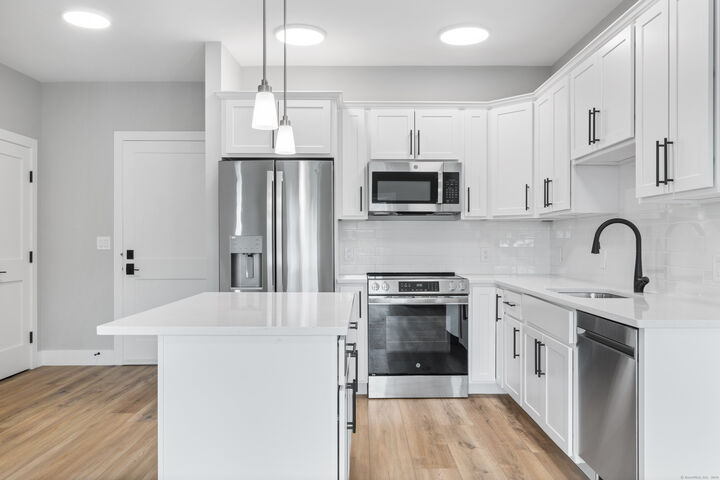 Property Photo:  300 Harbour Close R  CT 06519 