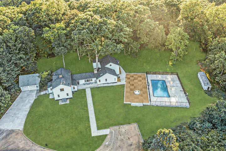 Property Photo:  16 Yankee Peddler Path  CT 06443 