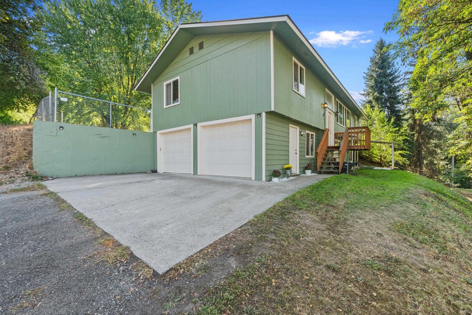 Property Photo:  780 N Elm St  WA 99114