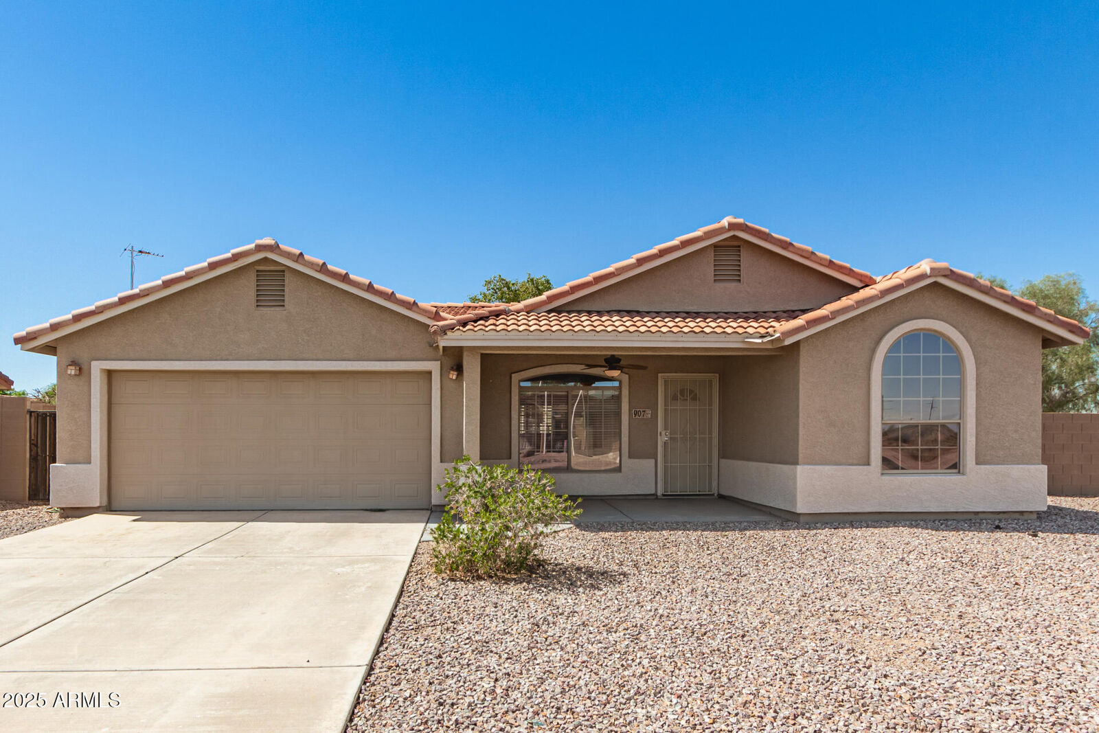 Property Photo: 907 E Lincolnwood Circle AZ 85194