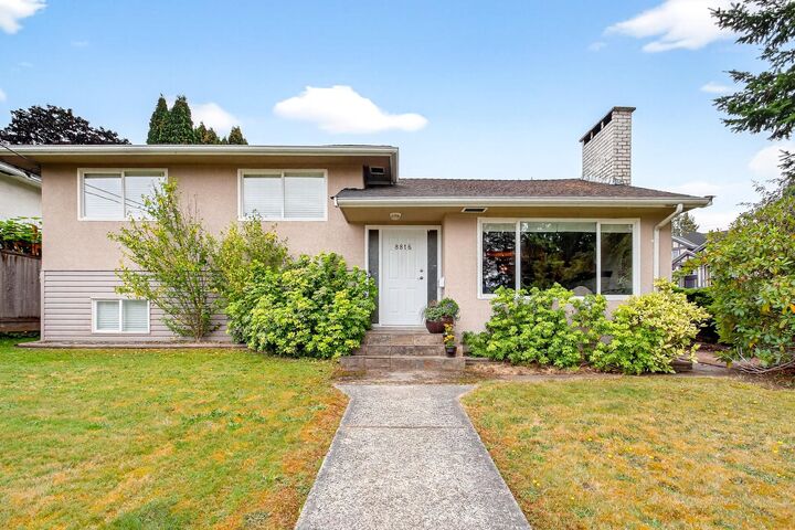 Photo de la propriété:  8816 Russell Drive  BC V4C 4P7 