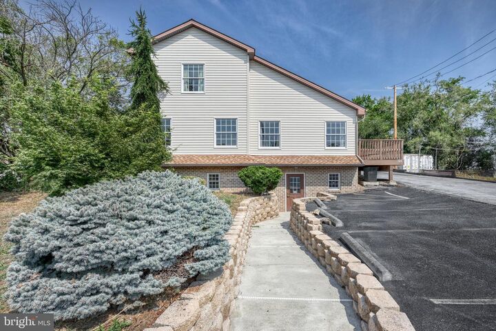 Property Photo:  305 W Shady Lane  PA 17025 