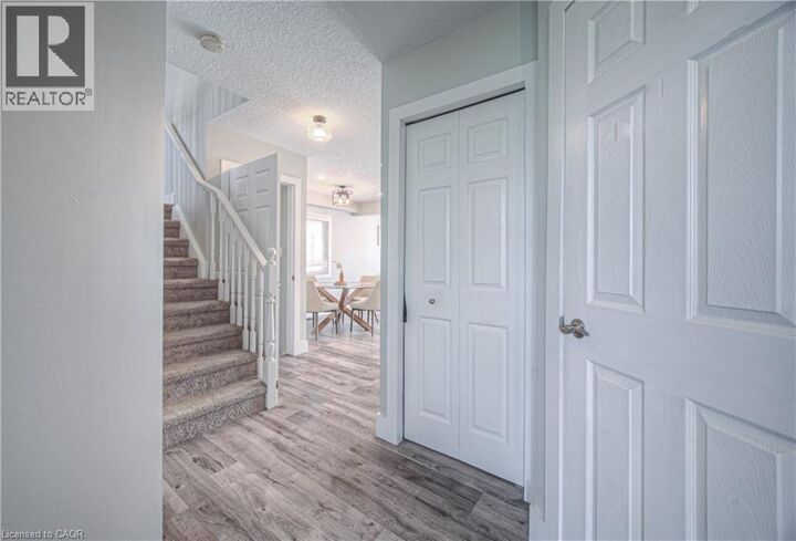 Photo de la propriété:  220 Sienna Crescent  ON N2R 1T4 