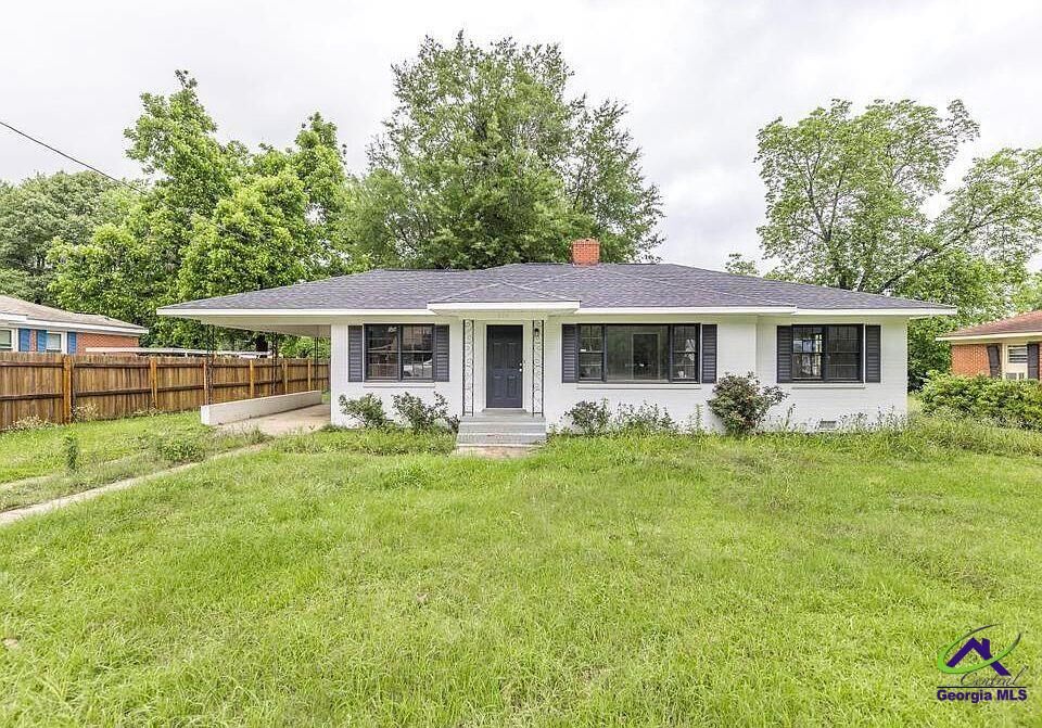 Property Photo:  304 Shirley Drive  GA 31088-4428 