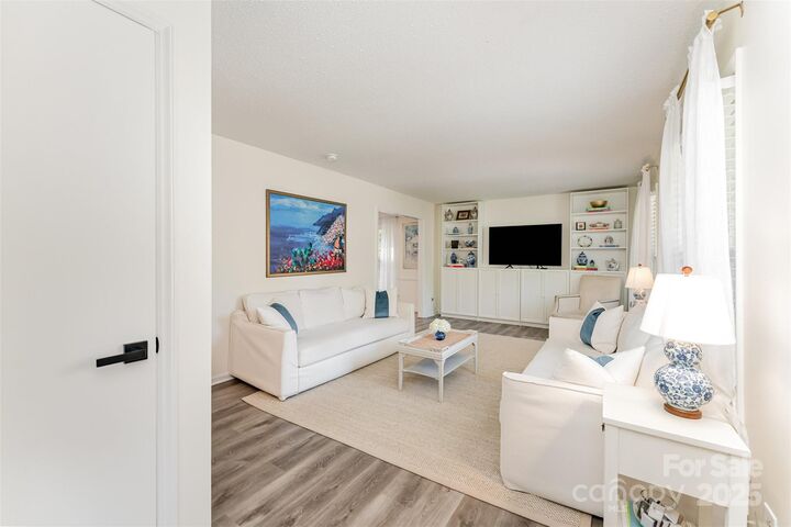 Property Photo:  743 Pineborough Road  NC 28212 