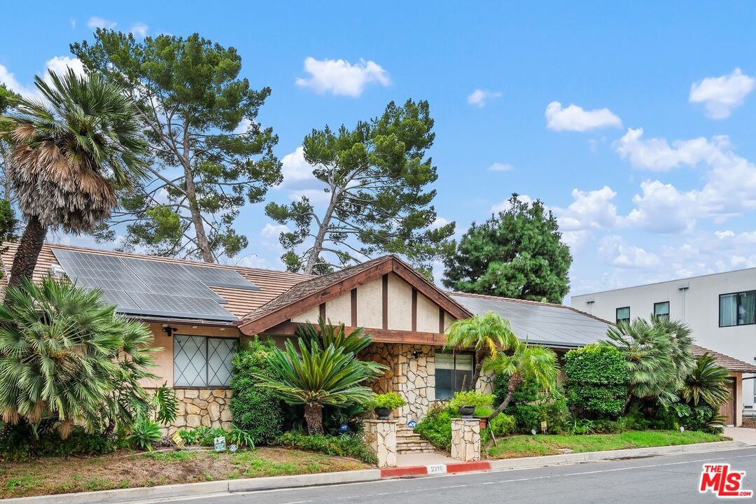 Property Photo:  2310 Apollo Dr  CA 90046 