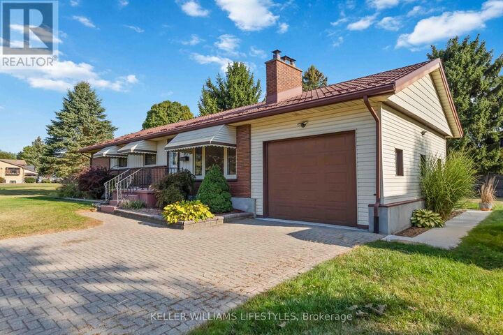 Property Photo:  61 Delaware Street South Upper  ON N0L 1R0 