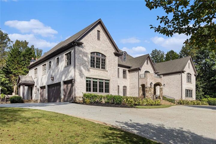 Property Photo: 5005 Heatherwood Court GA 30075