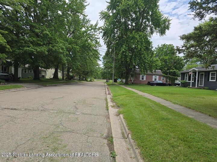 Property Photo:  402 Crossman  MI 48895 
