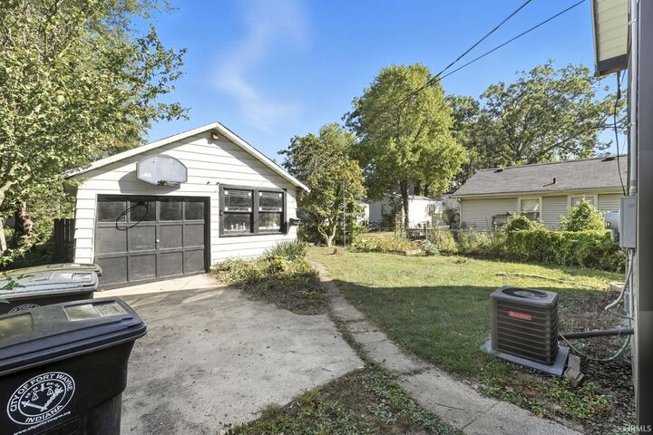 Property Photo:  1221 Vance Avenue  IN 46805-2155