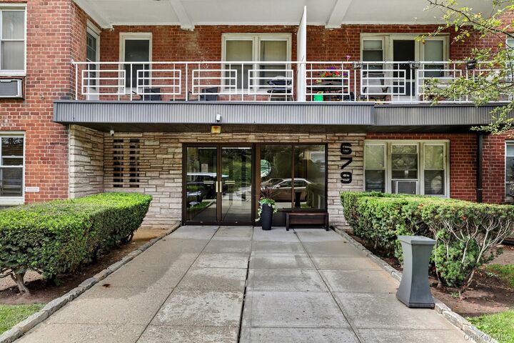 Property Photo:  679 Warburton Avenue #8P  NY 10701 