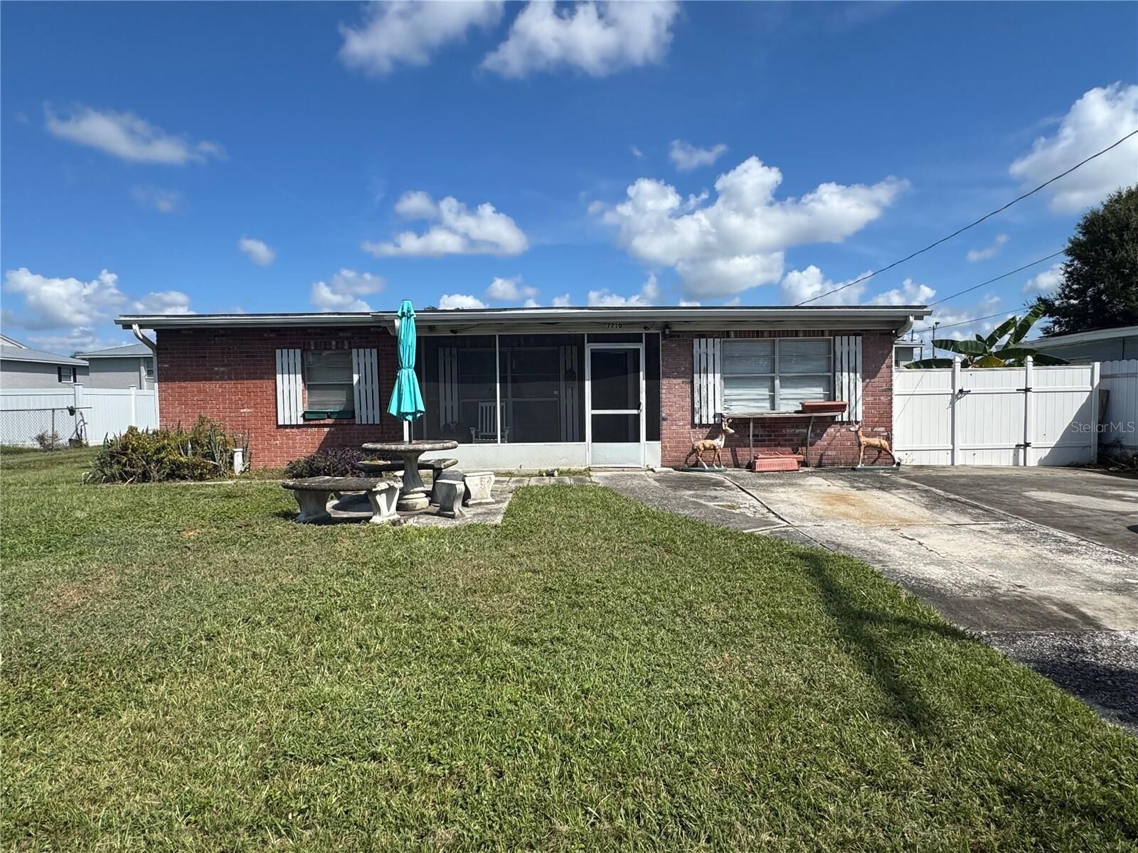 Property Photo:  7710 Coral Vine Lane  FL 33619 